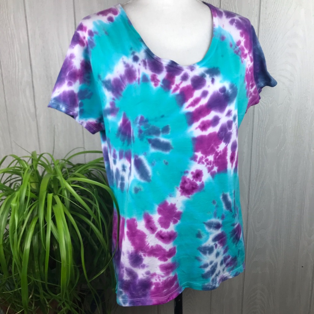 Custom tie dye swirl v-neck short sleeve t-shirt